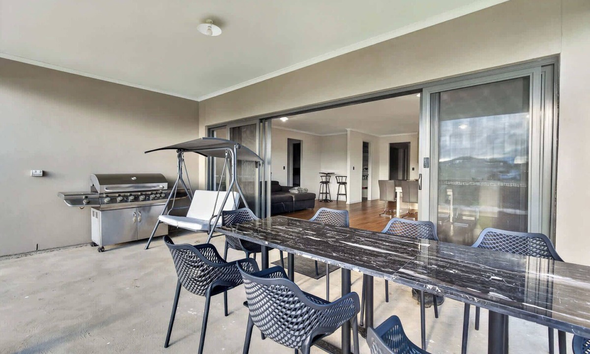Nangkita House | 1 Britannia Parade, Hindmarsh Island – Family Holiday Retreat with Wi-Fi, Kayak & Air Conditioning