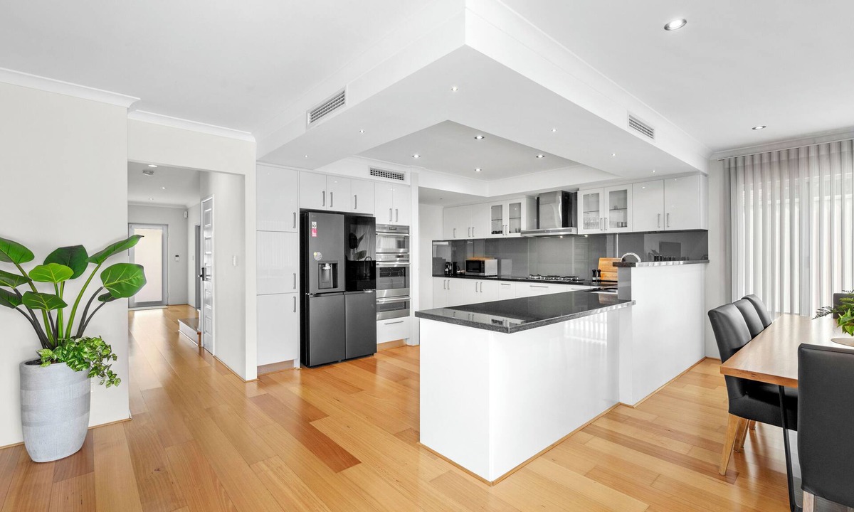Maylands House | 10 Majestic Maylands 4BR Walk to River!