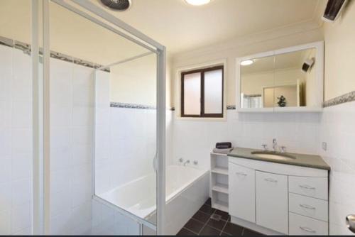 The Entrance North Villa | 100 metres to beach delightful 2 bedroom villa