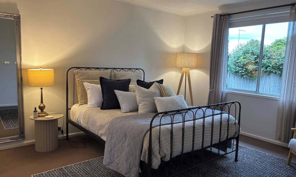 Highton House | 100m Highton Village - Peaceful 2 Bedroom