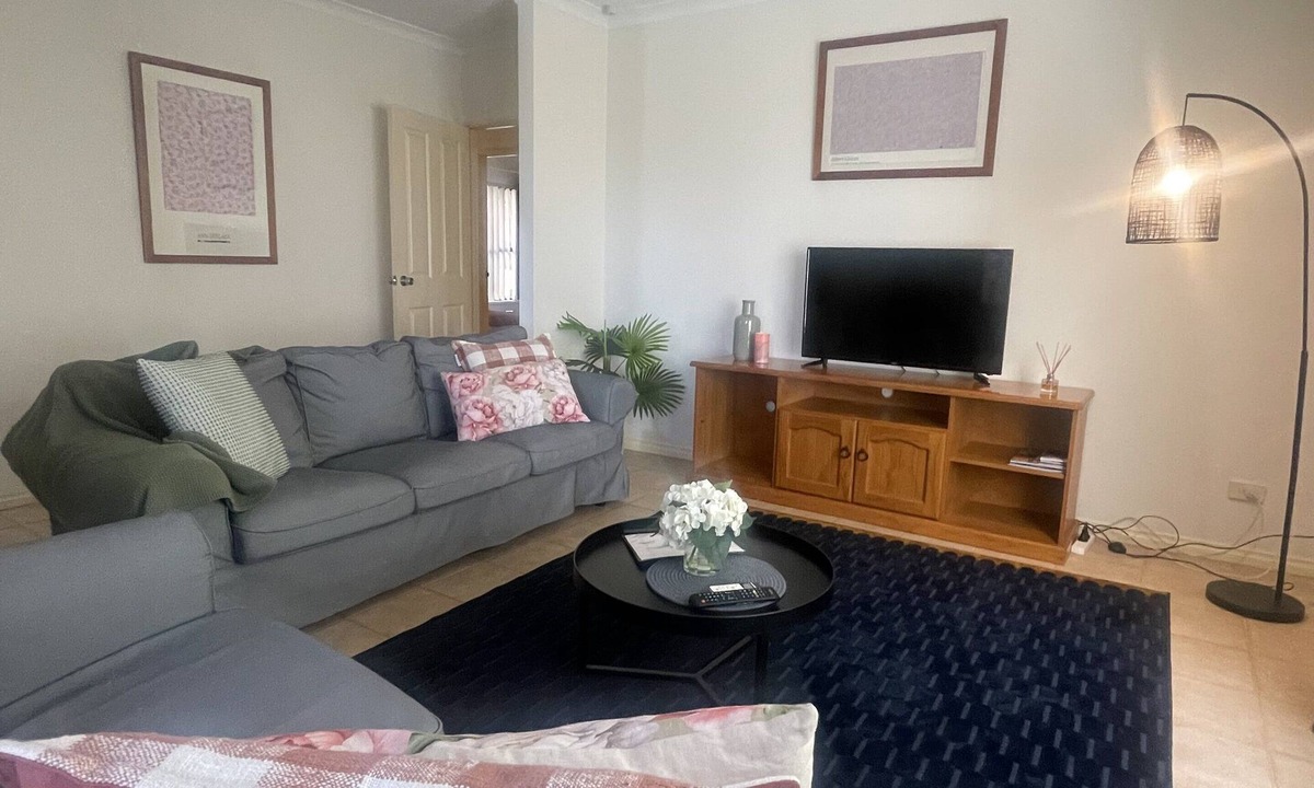 Innaloo House | 11 Secluded Shaw Family Home close to shops & beach Sleeps 6