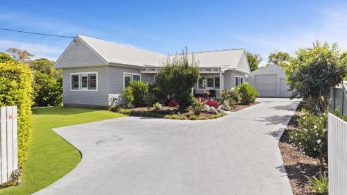 Tea Gardens House | 118 Myall Street Hawks Nest