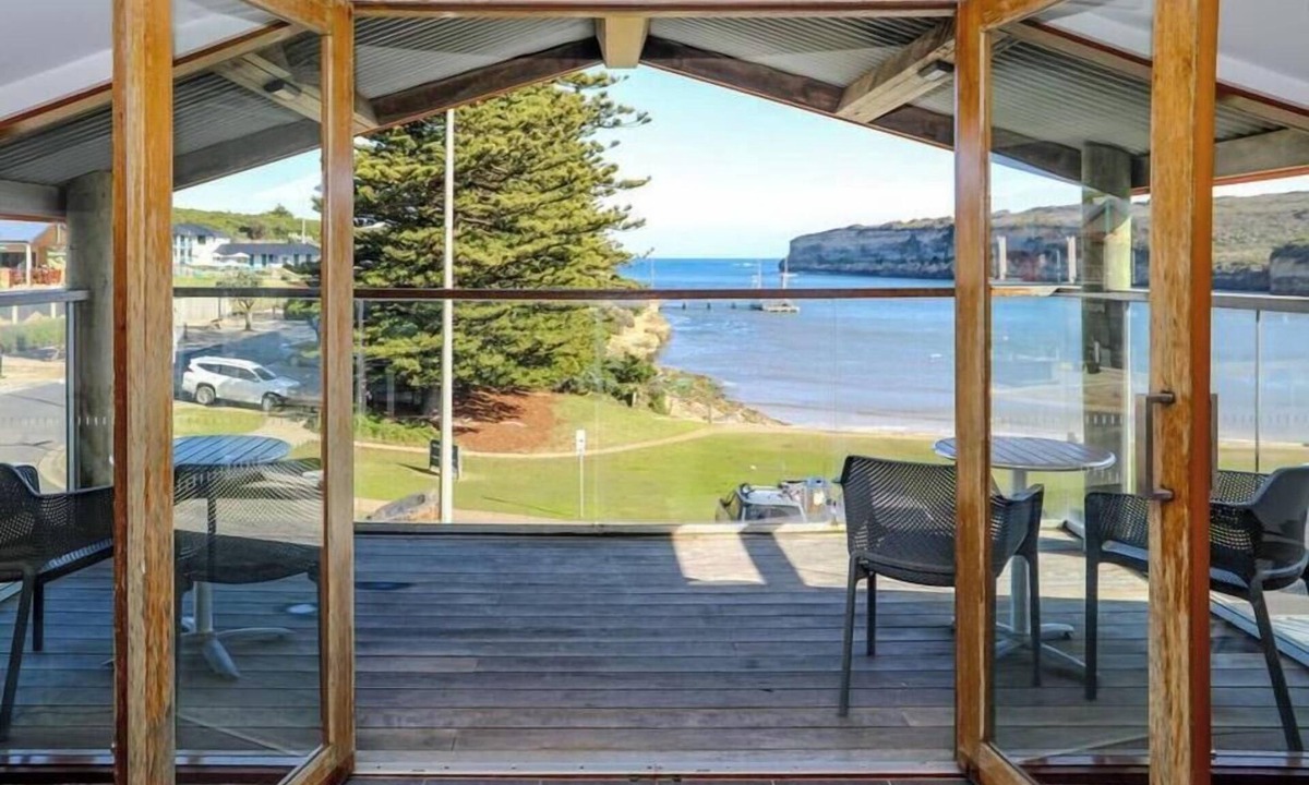 Port Campbell Apartment | 12 Rocks Beach View Loft. Central Port Campbell.
