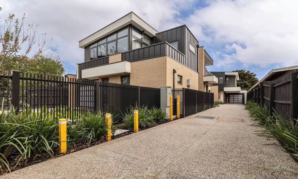 Williamstown North House | 12BR Luxury Escape Near Beach Museum & CBD