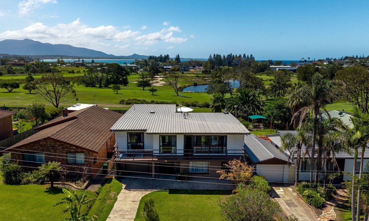 Bermagui House | 13 Golf Road - direct golf course access