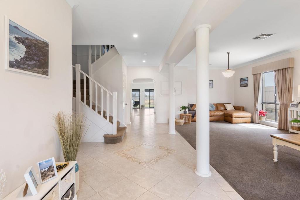 Nangkita House | 14 Excelsior Pde - BYO Linen - Pets Negotiable - Waterviews