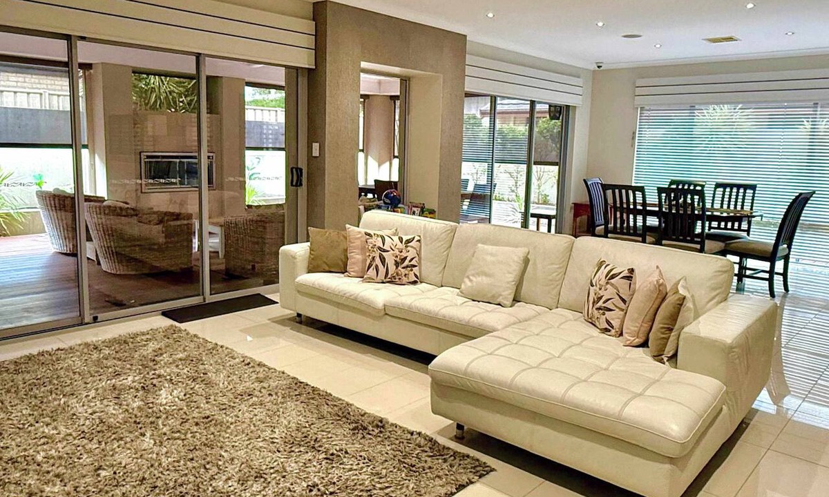 Lakelands House | 15 Luxury Exec Living Outdoor Oasis 4BR & Parking