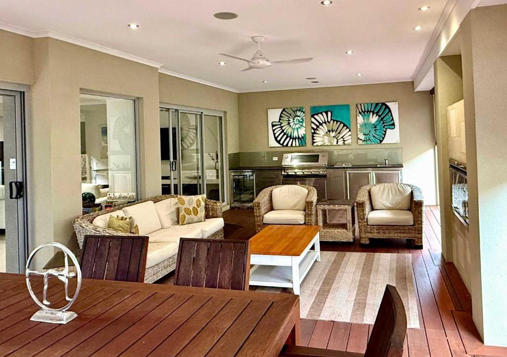Lakelands House | 15 Luxury Exec Living Outdoor Oasis 4BR & Parking