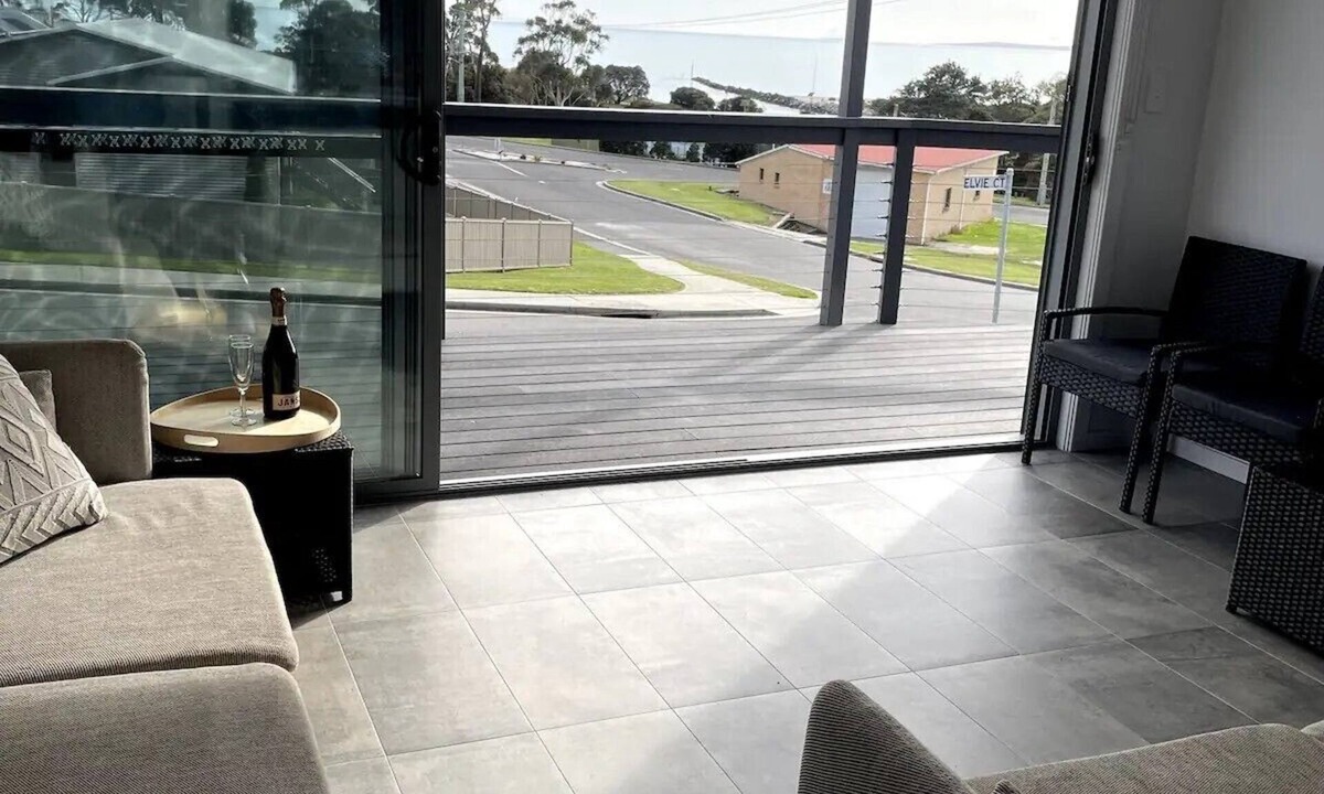 Bridport Apartment | 1A Central Bridport Beach Location with sea view