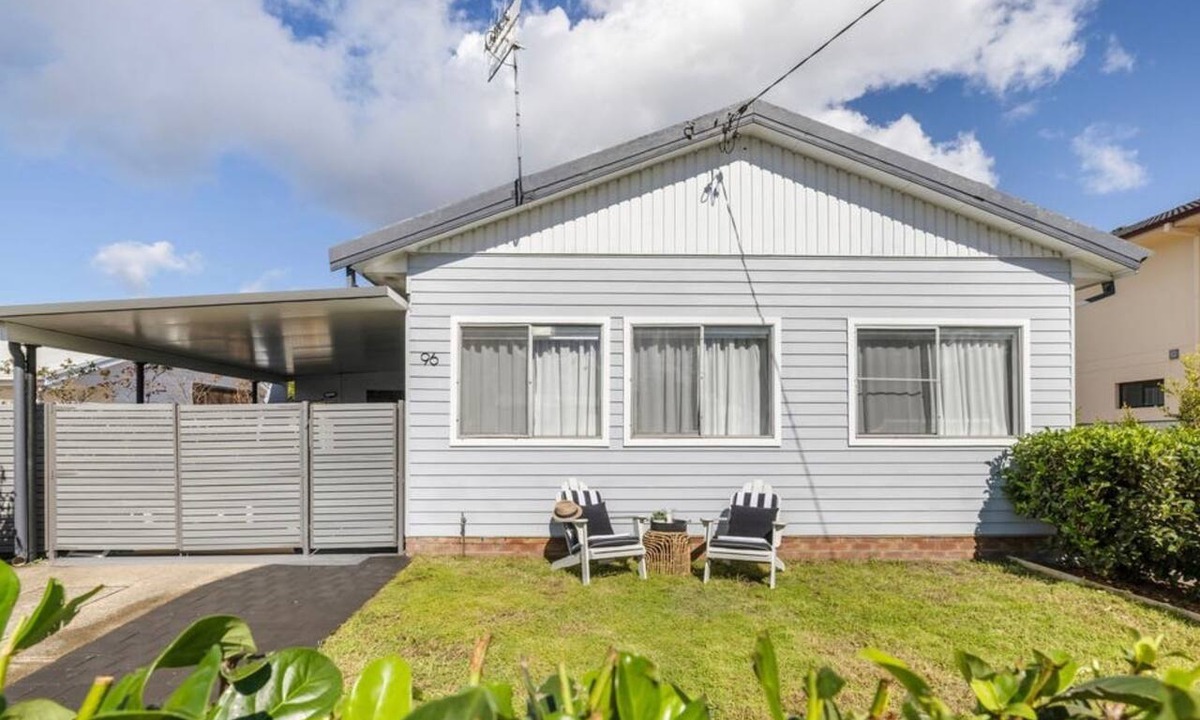 Salamander Bay Cottage | 2 Bedroom Coastal Cottage by the Beach