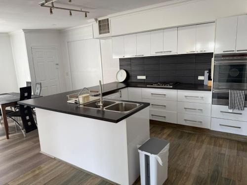 Werribee House | 2-Bedroom Family Retreat with Outdoor Verandah