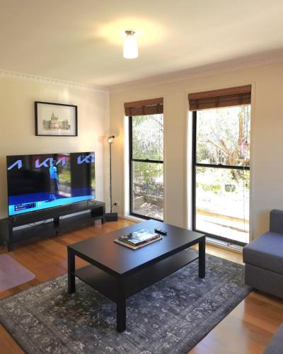 Bendigo Hotel | 2-Bedroom Townhouse Next to the Hospital