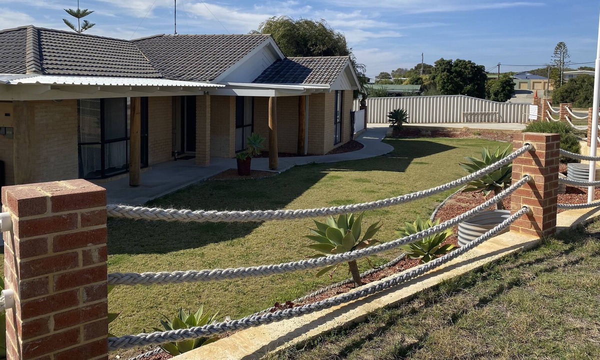 Ledge Point House | 2 minute walk to the beach