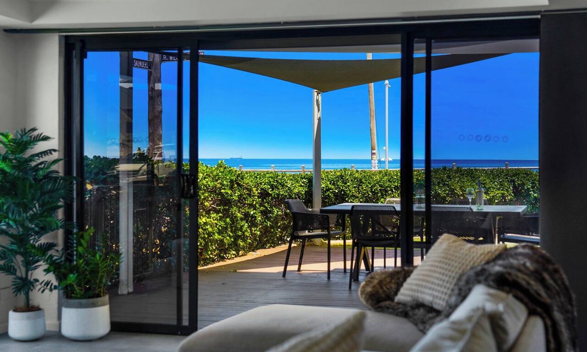 North Beach House | 20m to the Ocean | Blue Water Views & Walk to Cafés & Dining