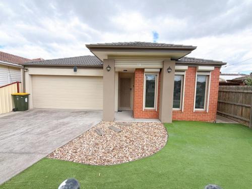 Deer Park House | 27 Mins to AirPort - 30 Mins to CBD
