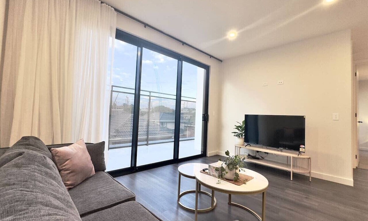 Clayton Apartment | 2BR 2BA Modern Manor House - Steps from Monash Uni