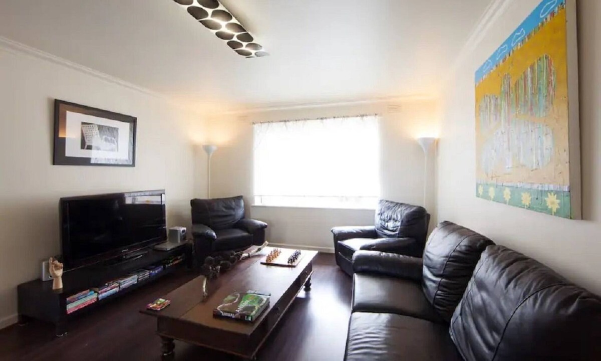 Ripponlea Apartment | 2br, Safe, Locked Parking & Close to Transport