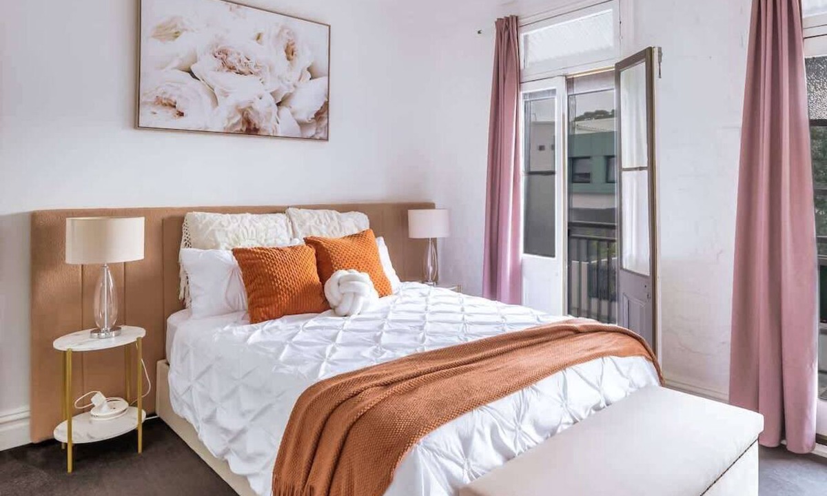 Redfern House | 3-Bed Redfern Stn mins to CBD | Sleeps 7 + Parking