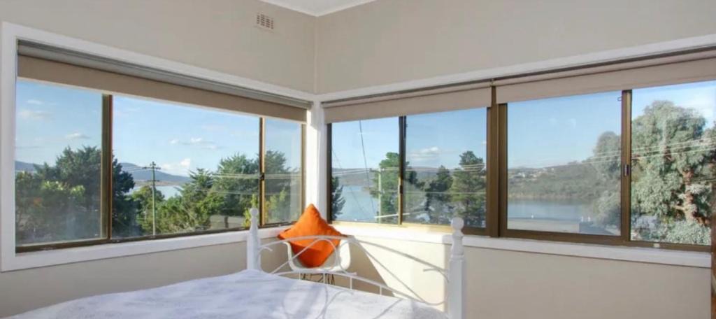 Jindabyne House | 3 Bedroom Lakeview Cottage with Drying/Bike Room