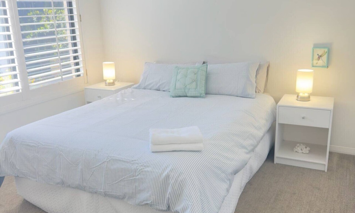 Robina House | 3 BR Home 10 mins from beach Short Walk to dining, outdoor pet friendly