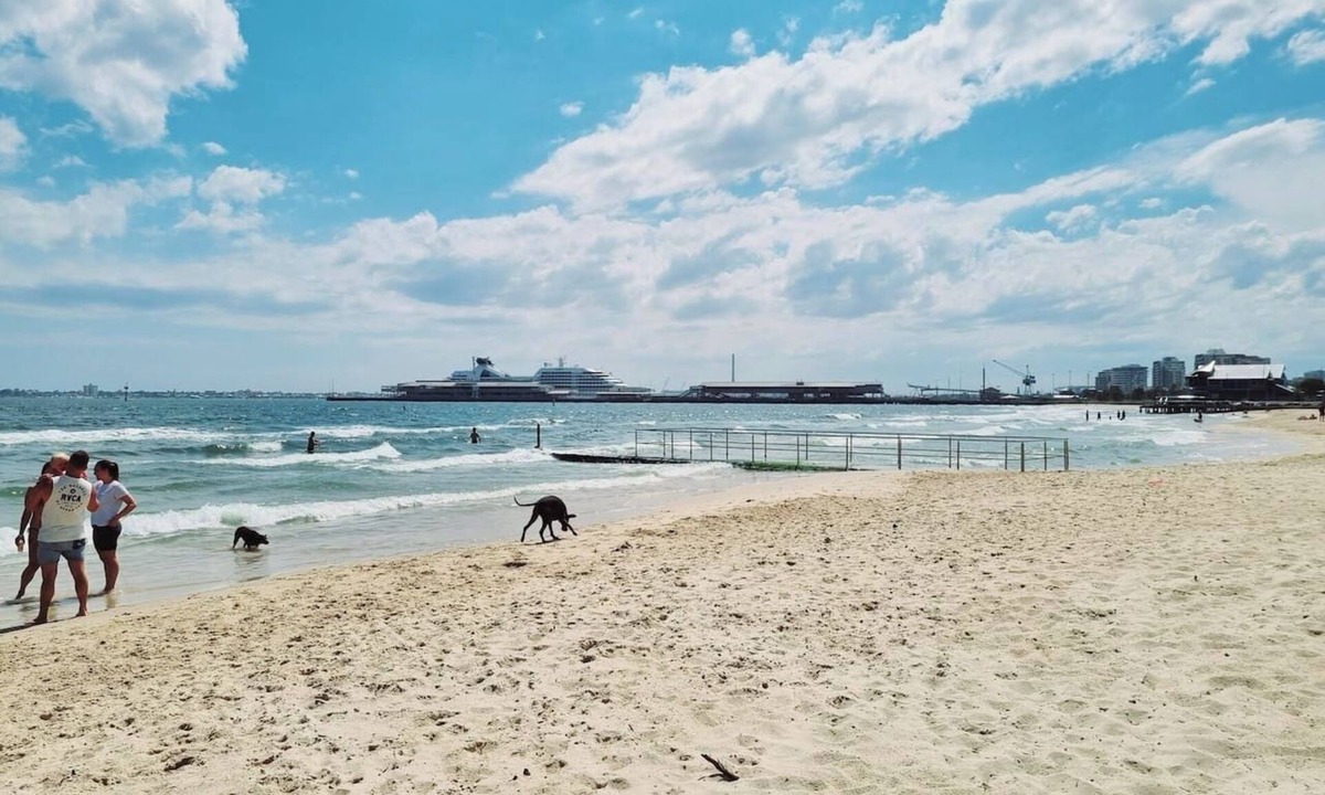 Port Melbourne Apartment | 3 minute walk to Dog Beach - Pet Friendly - Car