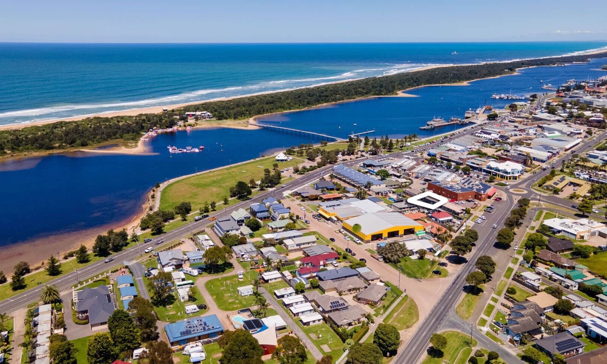 Lakes Entrance House | 300m from the foreshore and the footbridge to 90 Mile Beach