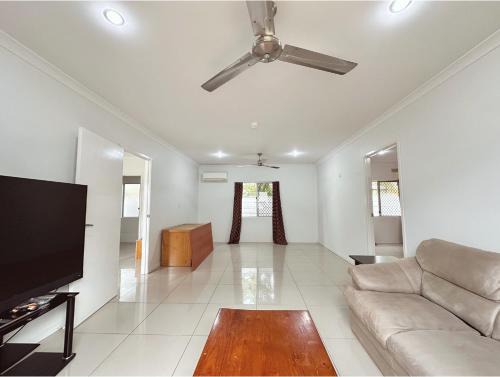Moranbah House | 31B Leichhardt Drive Your home away from home