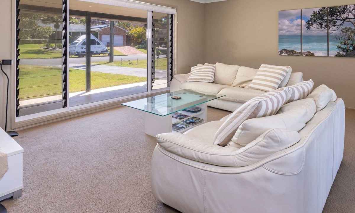 Forster House | 32 Colliton Parade - A stroll to north One Mile Beach.