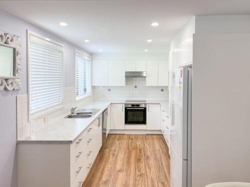 Shoal Bay House | 32 Degrees South, 40 Government Rd - Pet Friendly, Linen, Air Con, WiFi