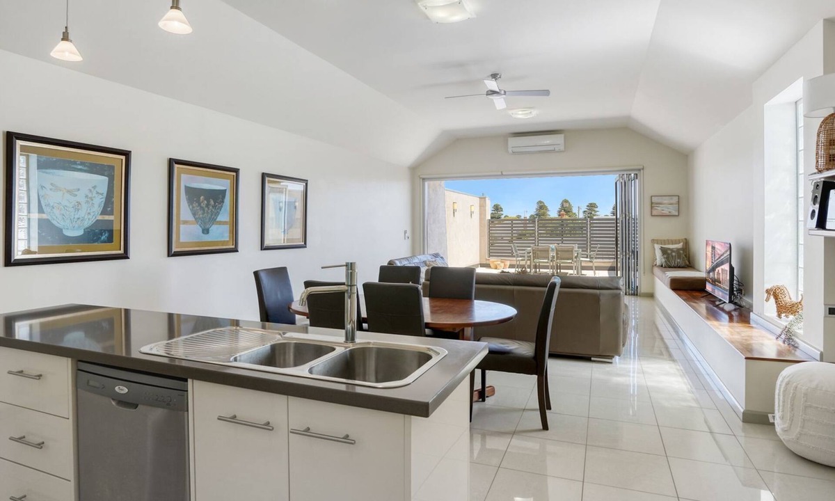 Port Fairy House | 32a Sackville St located in the heart of the town