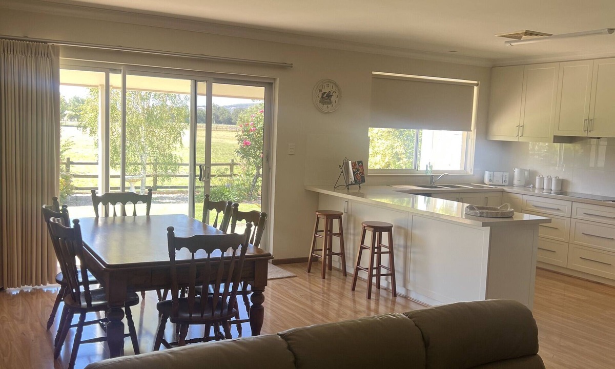 Harvey House | 367 The Avenue - walking distance to town, private