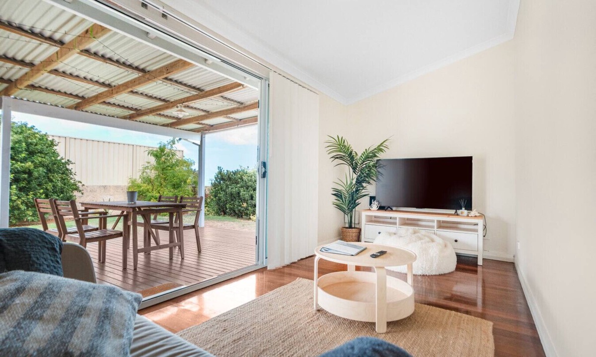 Geraldton House | 3BR Coastal Cottage | Private Garden | Beach Walk