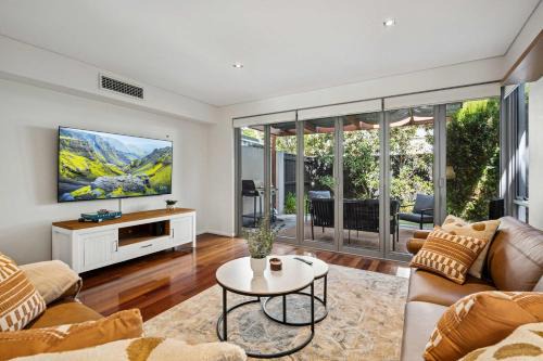 North Fremantle House | 3BR Coastal Retreat Ocean & Bay with Workspace