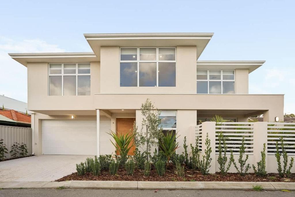 Doubleview House | 3BR Family Home Near Scarborough Beach Perth