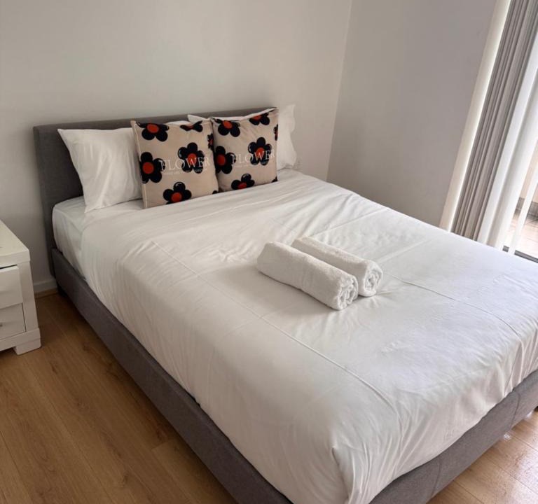 Warwick Farm Apartment | 3Br in Liverpool For 8 ppl with Free 2 Parking Spots