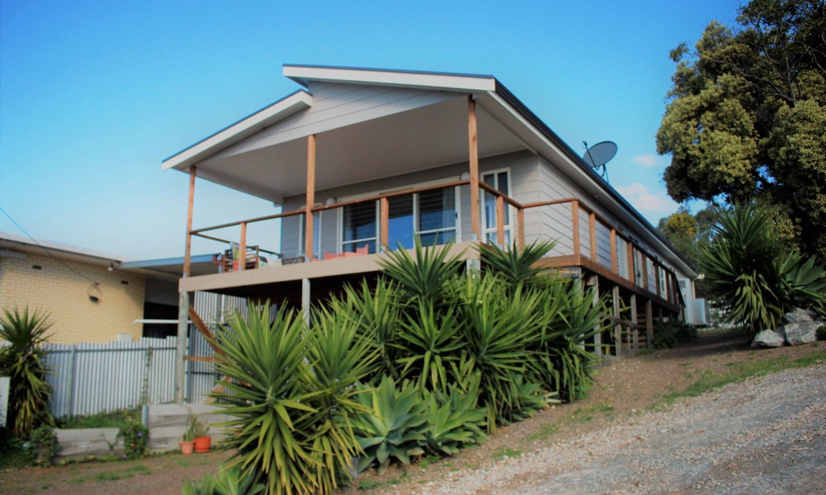 Port Lincoln House | 4 Bedroom 2 Bathroom Elevated & Modern Home - Sweeping views + Free Wifi!