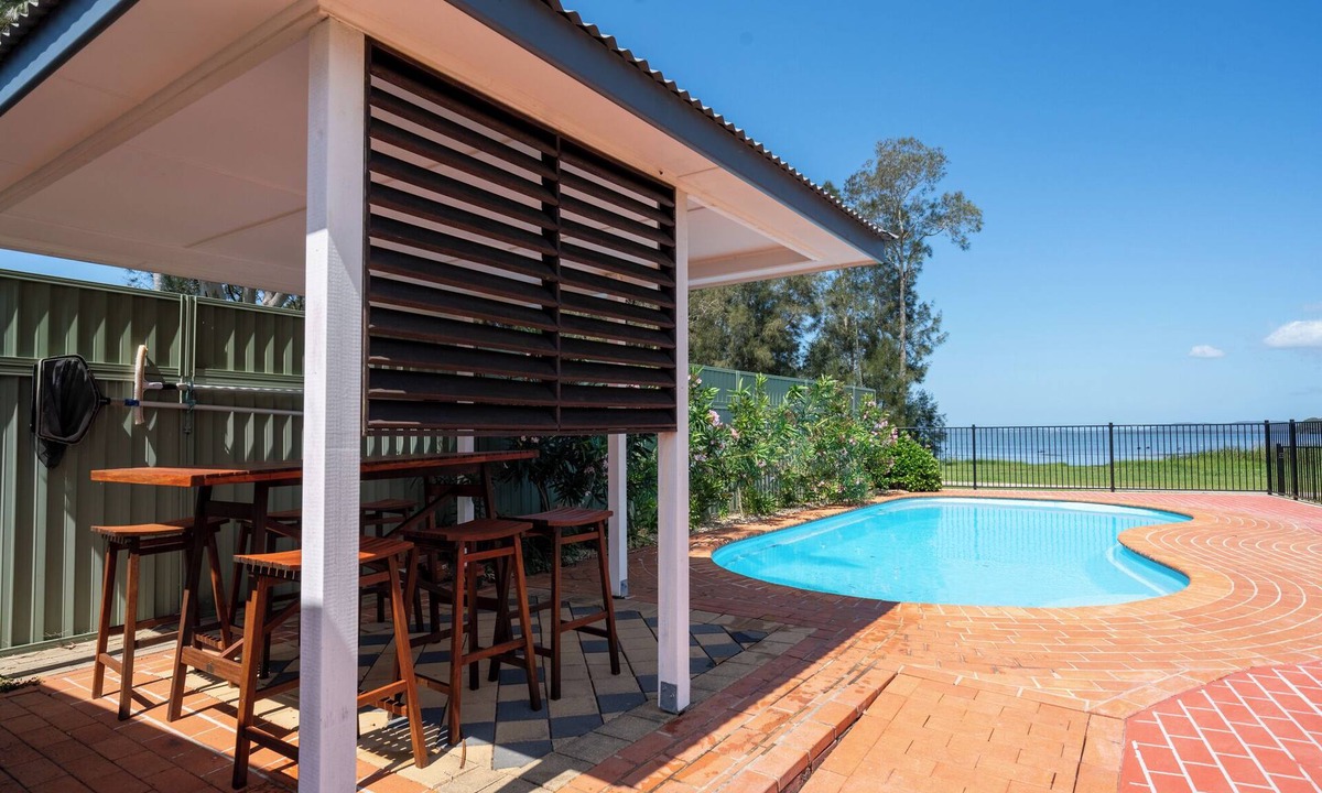 Tuggerawong House | 4 Bedroom House with pool, mini golf, kayak and more
