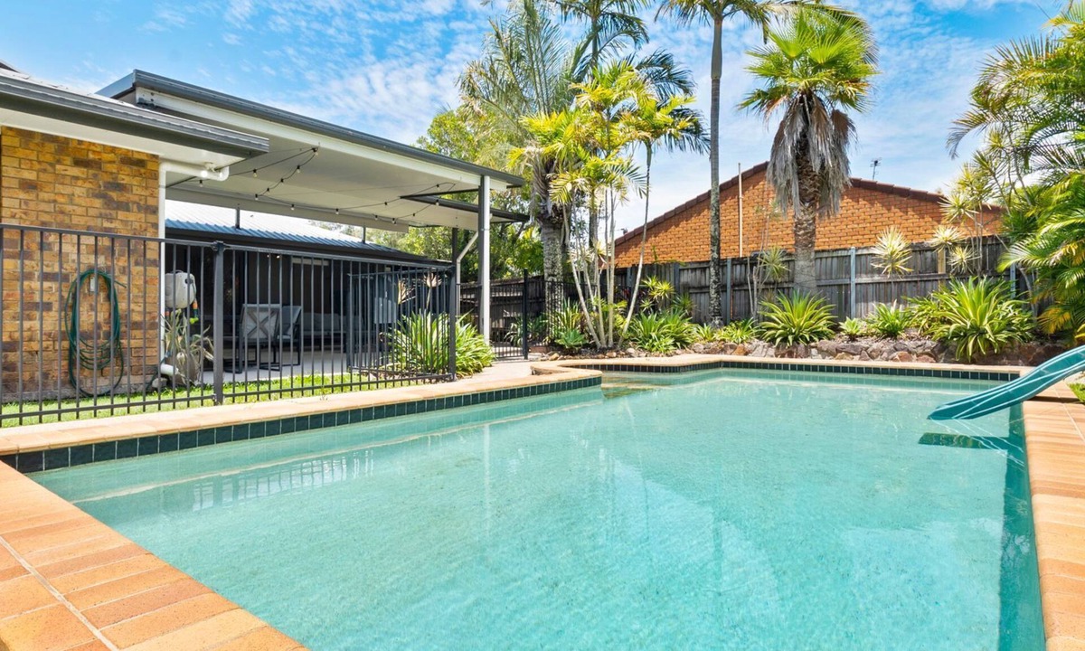 Maroochydore House | 4 bedrooms house, book 4 nights pay for 3 during low season