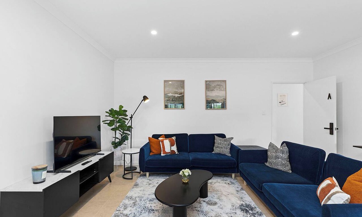 Carlisle House | 4BR Carlisle Stay Near Airport & Stadium Sleeps 8