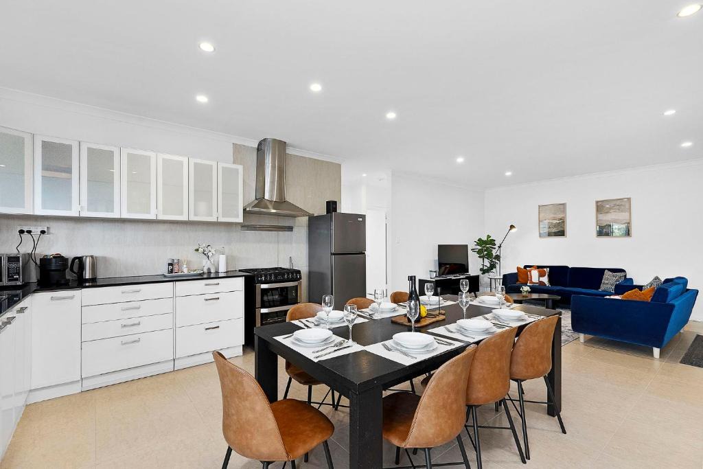 Carlisle House | 4BR Carlisle Stay Near Airport & Stadium Sleeps 8