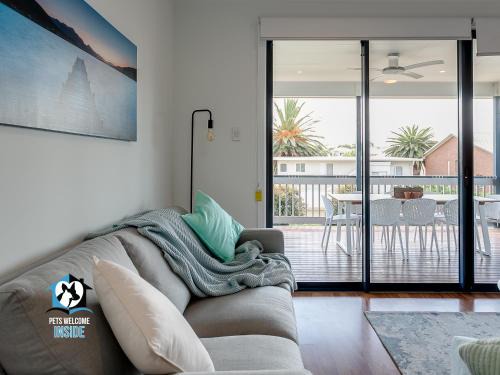 Port Elliot House | 4BR Contemporary Coastal Home with Rural Outlook