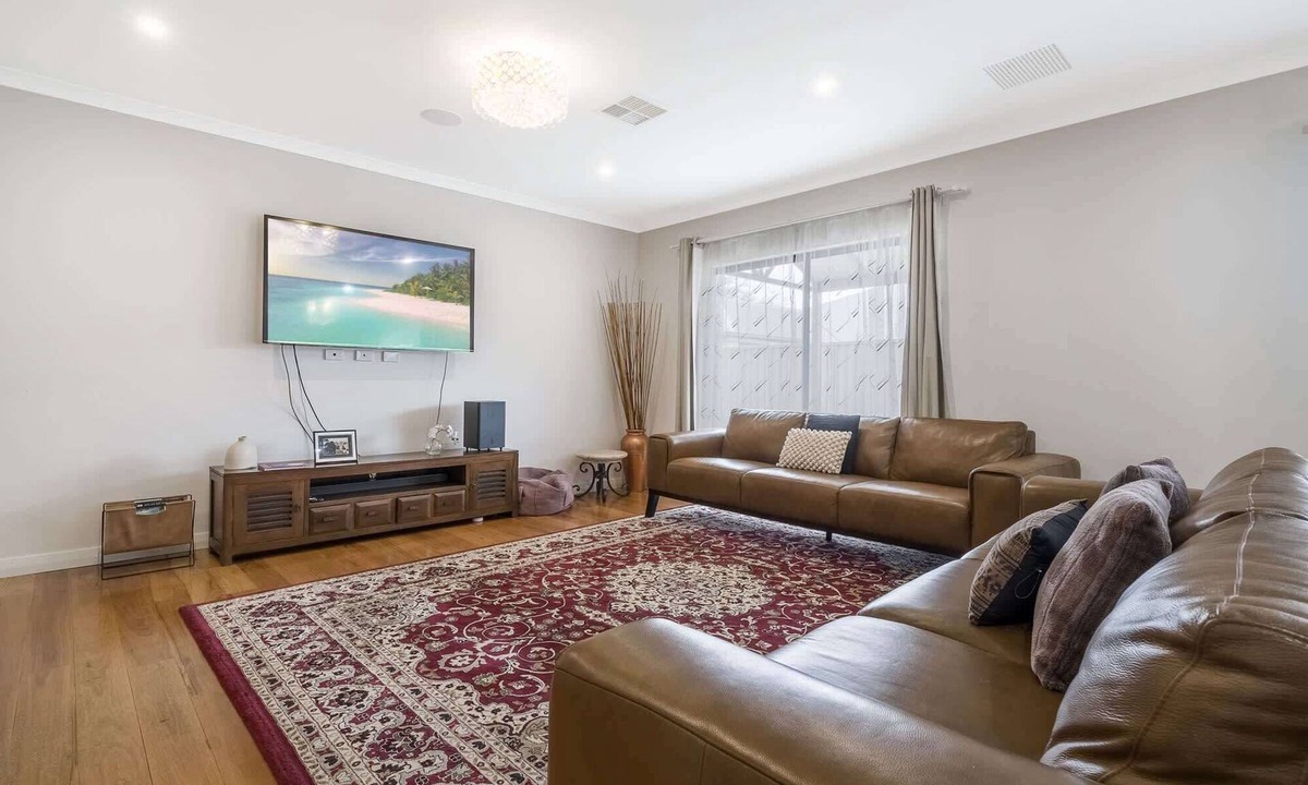 Byford House | 4BR Retreat w/BBQ & Sleeps 8+