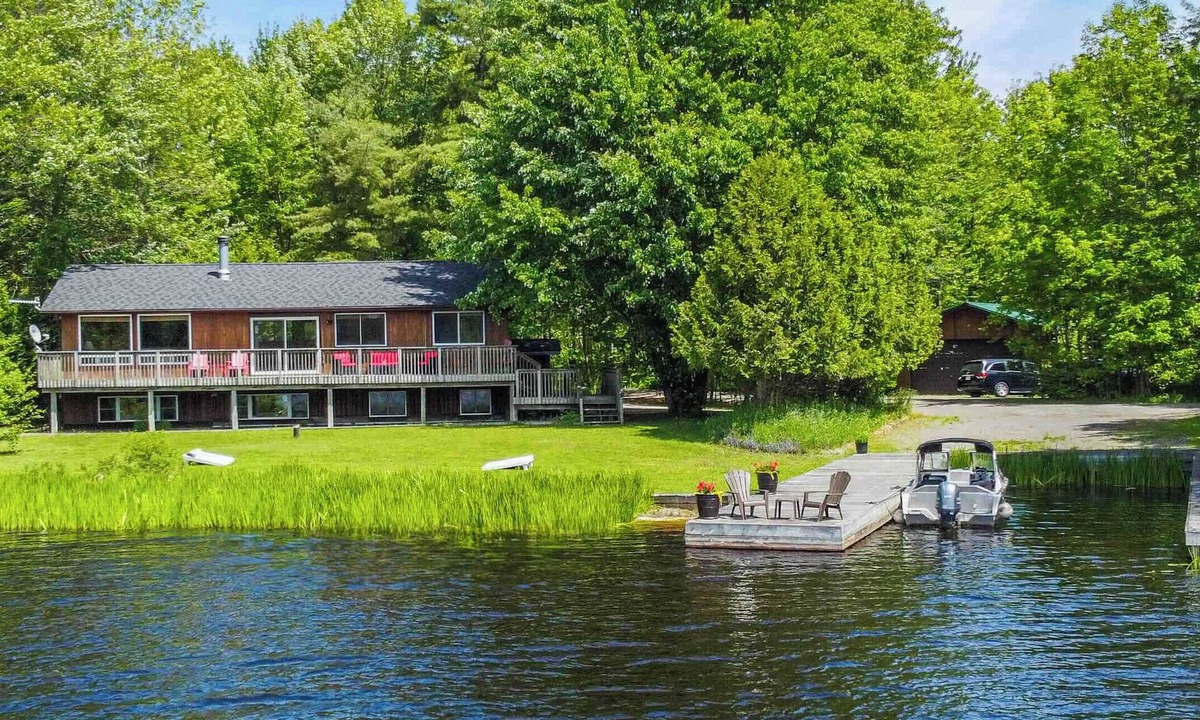 Muskoka Lakes Cottage | 5 Bed 3 Bath Sun-Filled Beautiful Lakeside Cottage on Lake Muskoka