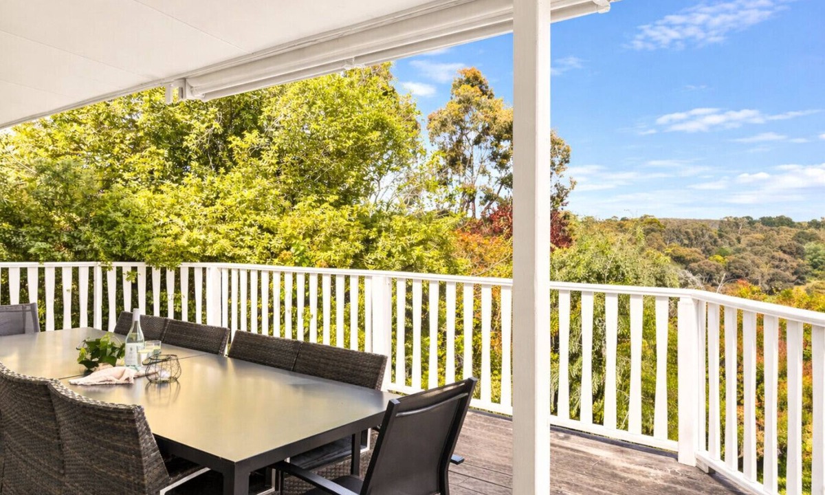 Daylesford House | 5 Bed Gorgeous Views. Large Deck & Multiple Ensuites