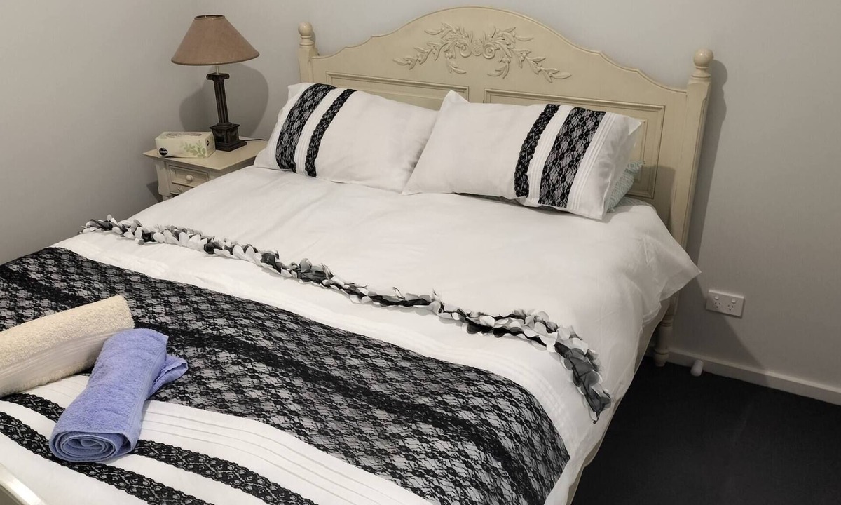 Teralba Bed & Breakfast | 5 mins to Lake Macquarie, 30 to Hunter Wineries