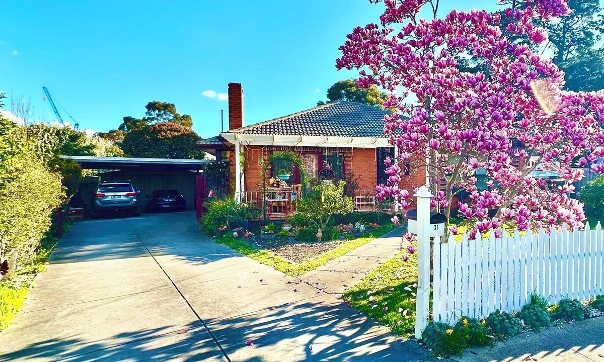 Glen Waverley Bed & Breakfast | 5 mins to largest park, 2 mins to highway & mall. Quality home, pet-friendly.