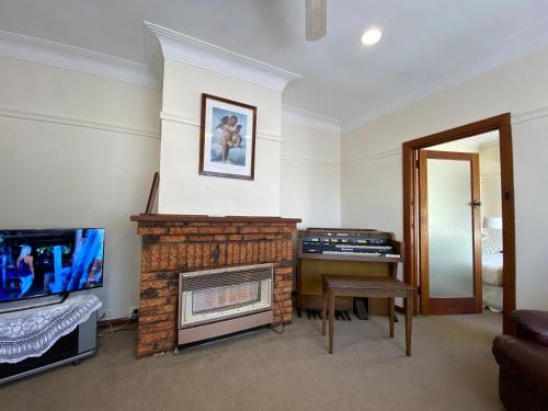 Stawell House | 6 Beds-Whole House with 4 bedrooms -Stawell - share accommodation - 3 rooms for 5 gusts are available