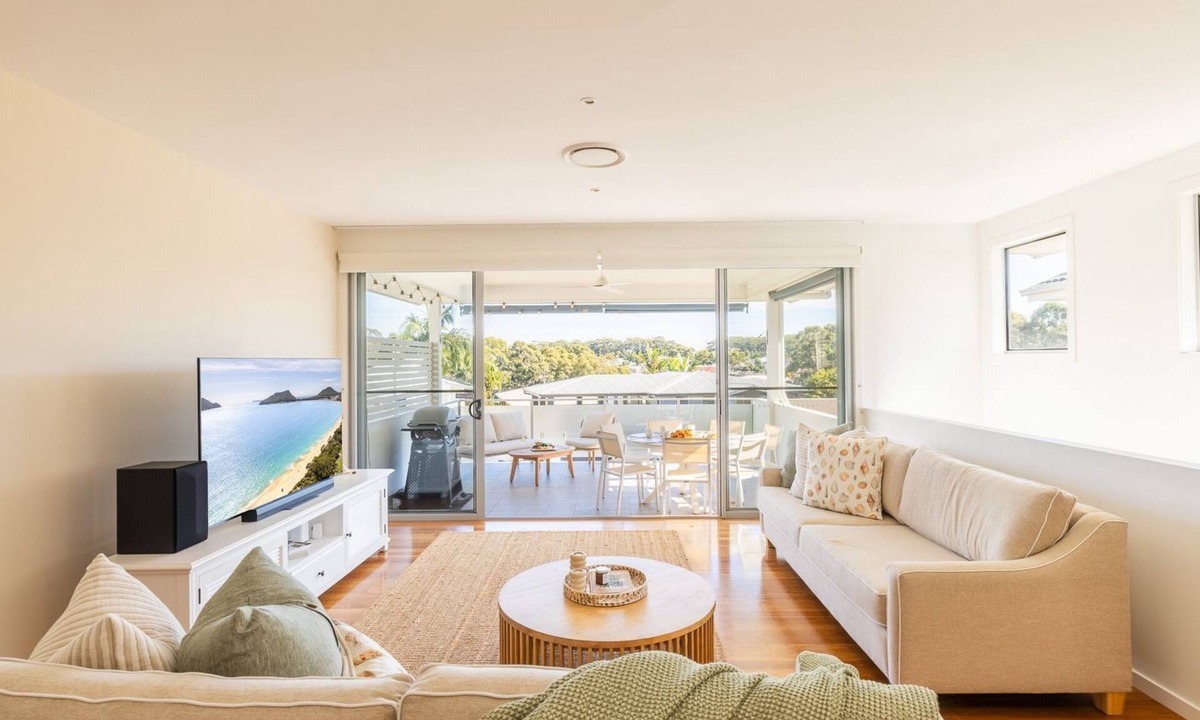 Corlette House | 68 Saratoga Ave - Ducted Air con, Wi-Fi, Small Boat Parking