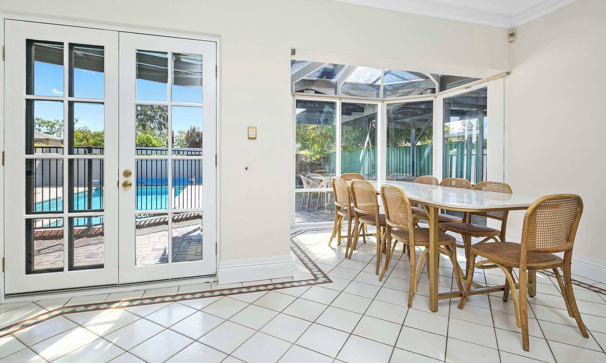 Lower Mitcham House | 6BR Lower Mitcham home, pool, cinema, near CBD