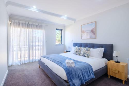 Wannanup House | 7 Steps to Beach Seaside Serenity 4BR with 2 Car Bays